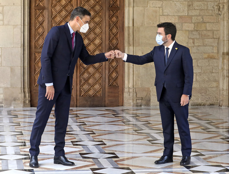 Barcelona. Palau de la Generalitat. Reunió Taula dialeg governs. Pere Aragones rep al president espanyol Pedro Sánchez