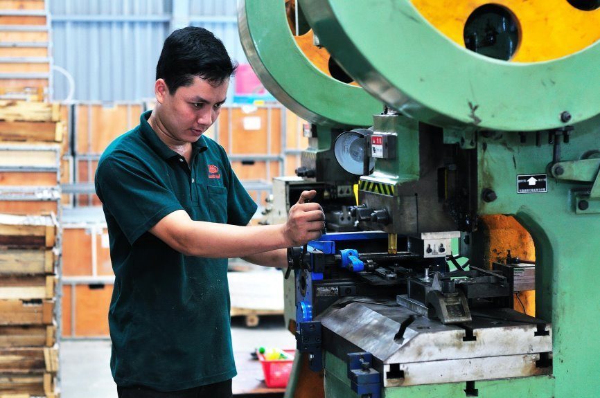 free-photo-of-hombre-trabajando-industria-fabrica